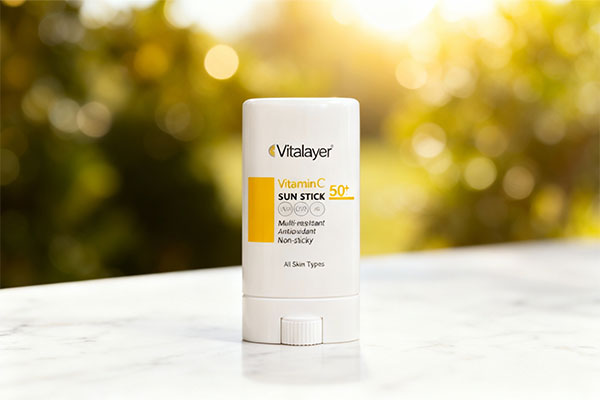 ضد آفتاب استیکی ویتامین سی ویتالیر روی سطح سفید