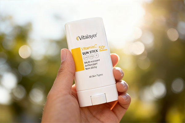 استفاده آسان از ضد آفتاب استیکی ویتالیر با ویتامین سی