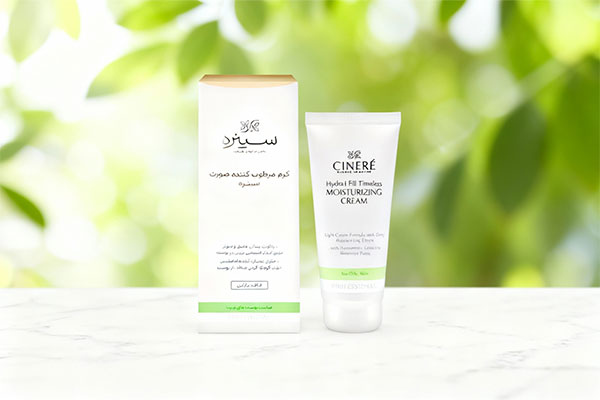 کرم مرطوب کننده پوست چرب سینره روی سطح مرمر سفید