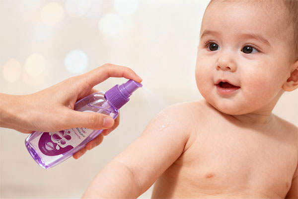 ماساژ کودک با روغن بدن اسطوخودوس برای آرامش و لطافت پوست