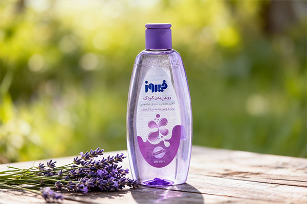 روغن بچه اسطوخودوس فیروز در کنار پتوی کودک