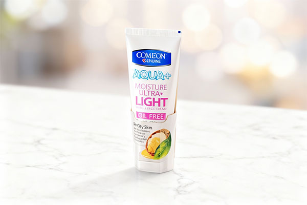 کرم مرطوب کننده پوست چرب آرگان کامان روی سطح مرمر سفید