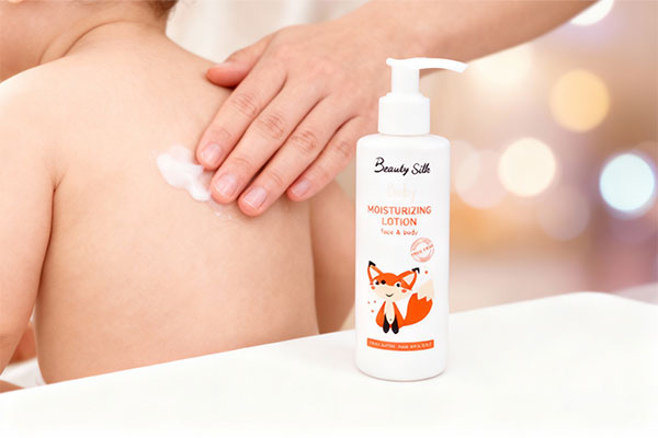 کاربرد لوسیون مرطوب کننده کودک بیوتی سیلک روی پوست کودک