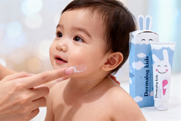 آبرسانی پوست کودک با کرم مرطوب کننده درمالوگ کیدز