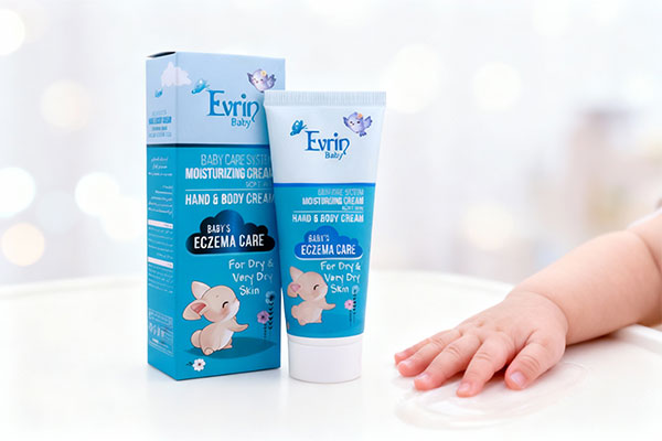 دست کودک با پوست نرم و مرطوب شده توسط کرم آبرسان