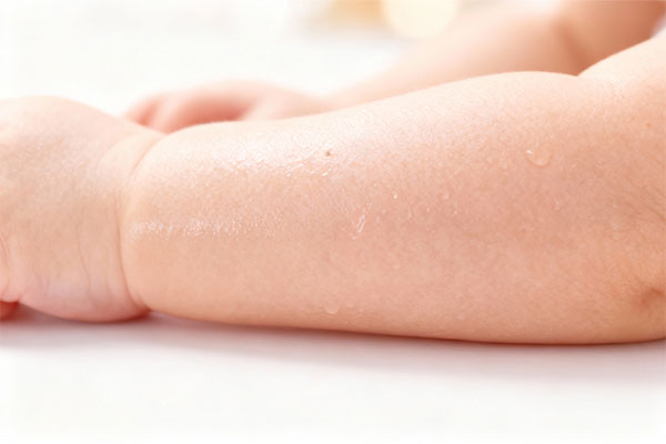 دست کودک در حال لمس سطح نرم به نشانه مراقبت