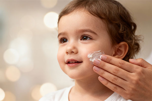 آبرسانی پوست کودک با کرم مرطوب کننده بیبی اسکین