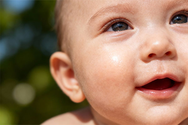 دست کوچک کودک با پوست نرم و مرطوب بعد از استفاده از لوسیون