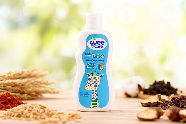 پوست نرم کودک با عصاره‌های طبیعی لوسیون بدن وی کر