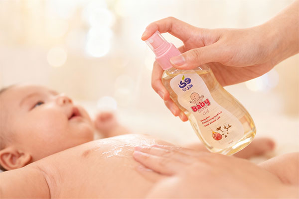 ماساژ پوست کودک با روغن بچه گل رز و پنبه دانه وی کر