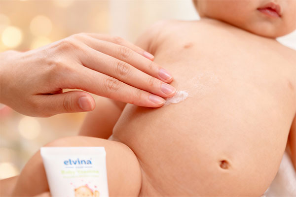 مرطوب کردن پوست کودک با وازلین کودک الوینا