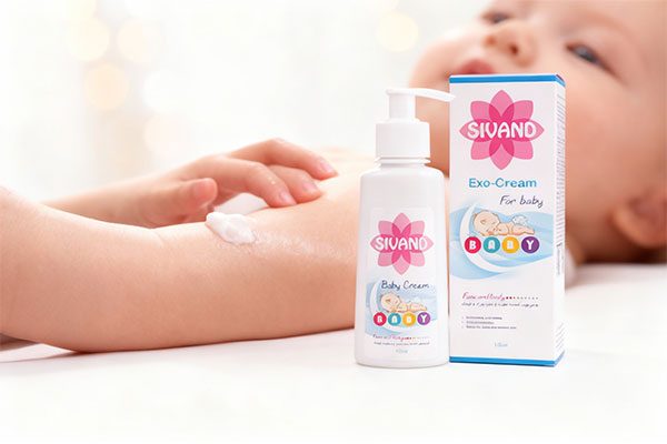 مرطوب کردن پوست کودک با کرم مرطوب کننده کودک سیوند