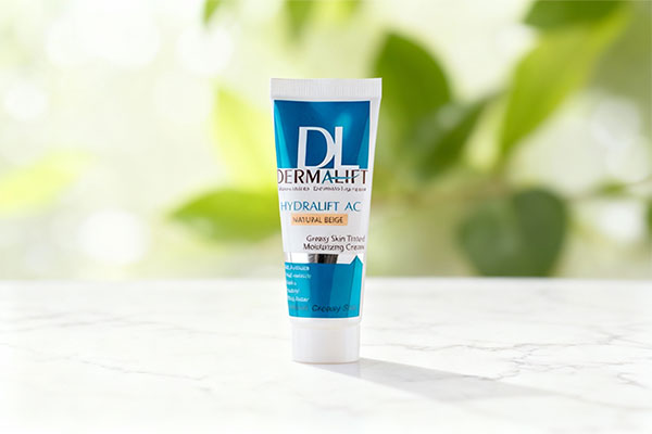 کرم مرطوب کننده رنگی پوست چرب درمالیفت روی سطح مرمر سفید