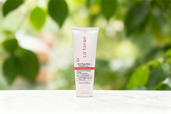 کرم کنترلکننده چربی و آبرسان لافارر روی سطح مرمر سفید