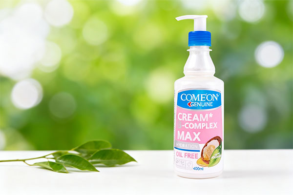 کرم مرطوب کننده پوست چرب ب کمپلکس کامان روی میز سفید