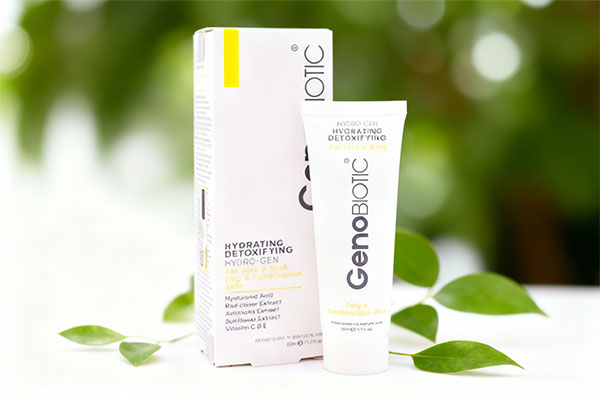 کرم آبرسان پوست چرب ژنوبایوتیک روی سطح سفید با پسزمینه طبیعی