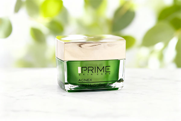 ژل آبرسان قوی پوست چرب پریم روی سطح مرمر سفید