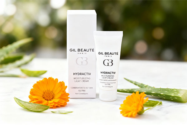 کرم مرطوب کننده پوست چرب هیدراکتیو ژیل بوته روی سطح سفید