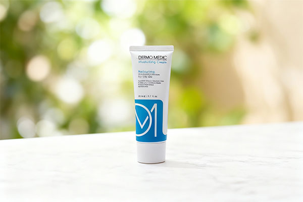 تصویر کرم مرطوب کننده پوست چرب مناسب برای آبرسانی عمیق