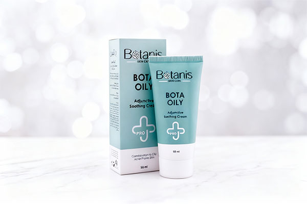 کرم آبرسان پوست چرب بوتانیس روی سطح سفید