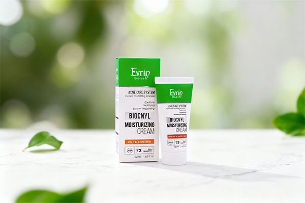 تصویر کرم آبرسان اورین پوست چرب روی سطح مرمر سفید