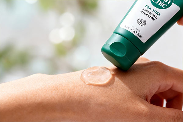 نحوه استفاده از ژل کرم آبرسان پوست چرب درخت چای اسکین شیک