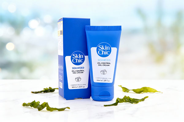 ژل کرم کنترل کننده چربی جلبک دریایی اسکین شیک روی سطح مرمری