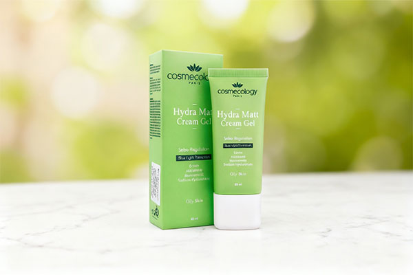 کرم ژل مرطوب و مات کننده پوست چرب کاسمکولوژی روی سطح مرمر سفید