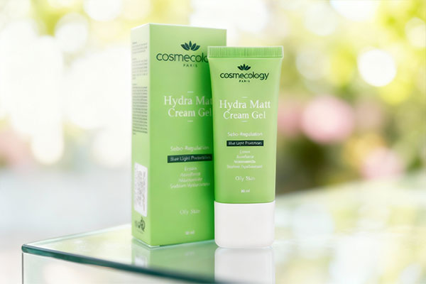 نمای نزدیک کرم ژل مات کننده پوست چرب کاسمکولوژی با انعکاس روی شیشه