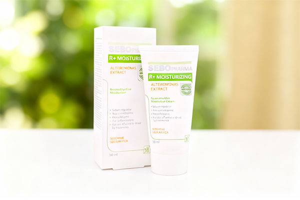 کرم مرطوب کننده آر پلاس سبوفارما مای روی سطح سفید