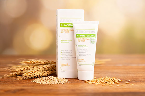 کرم مرطوب کننده سبوفارما R+ کنار مواد طبیعی