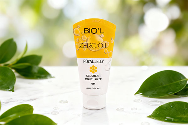 تصویر ژل کرم مرطوب کننده رویال ژلی بیول روی سطح مرمر سفید