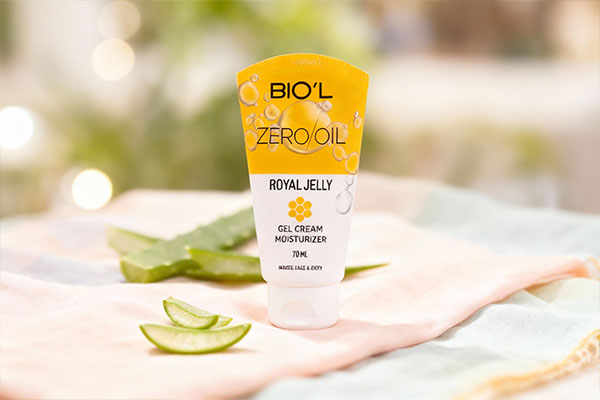 ژل کرم مرطوب کننده رویال ژلی بیول در کنار عناصر طبیعی