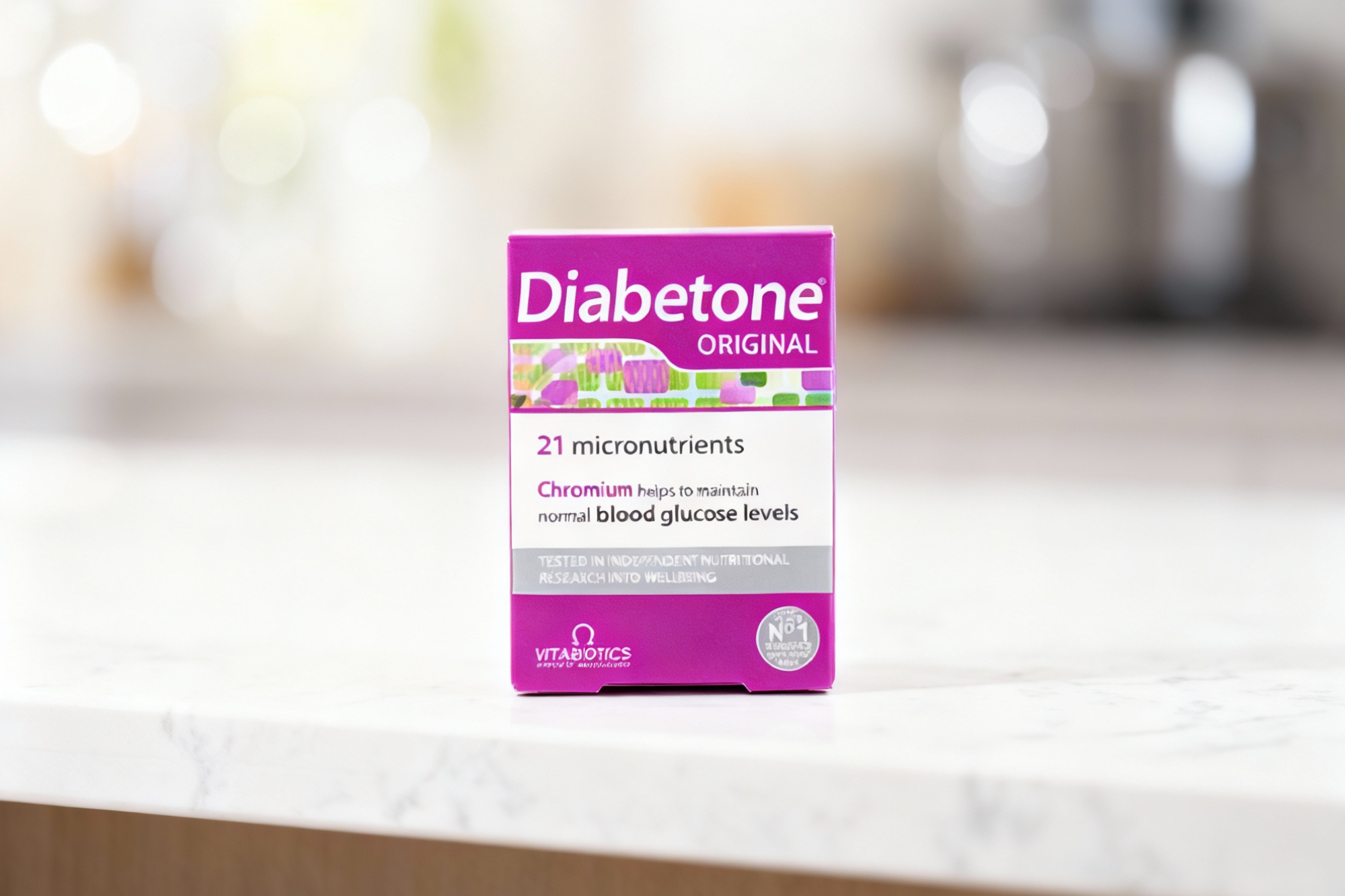 بسته‌بندی قرص دیابتون ویتابیوتیکس روی میز سفید