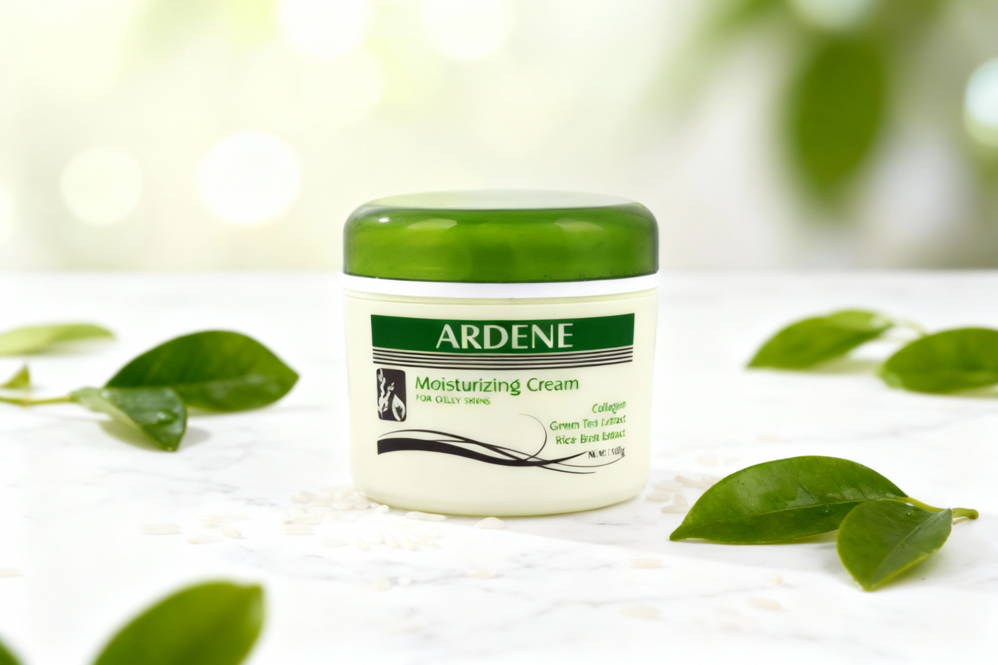 کرم مرطوب کننده سبوس برنج و چای سبز آردن با برگ‌های سبز و دانه‌های برنج