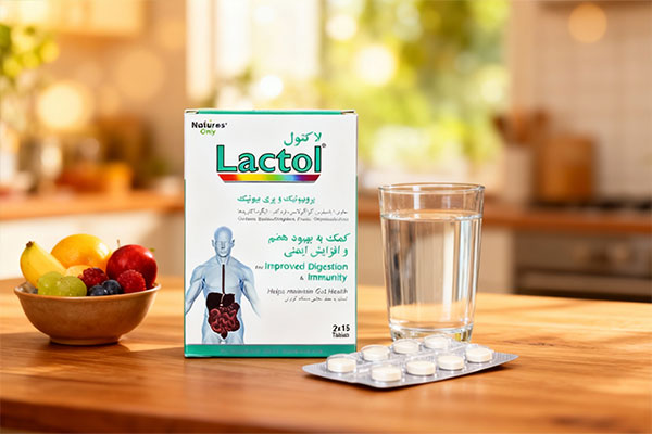قرص لاکتول نیچرز اونلی کنار لیوان آب و میوه‌های تازه
