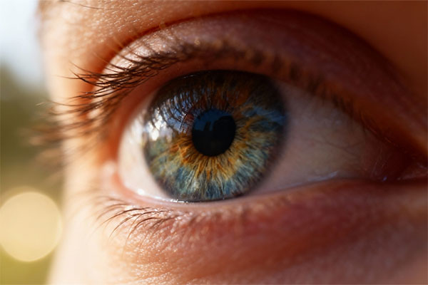 چشم سالم با جزئیات بالا برای بهبود بینایی