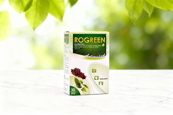 کپسول روگرین قائم دارو روی سطح سفید با پس‌زمینه سبز