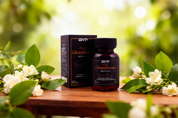 قرص گلوتاتیون نوتری بست در کنار برگها و گلهای طبیعی