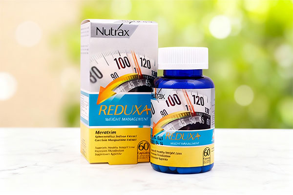 کپسول ردوکسا نوتراکس روی سطح سفید