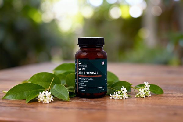 کپسول دایونیکس اسکین برایتنینگ در کنار عناصر طبیعی