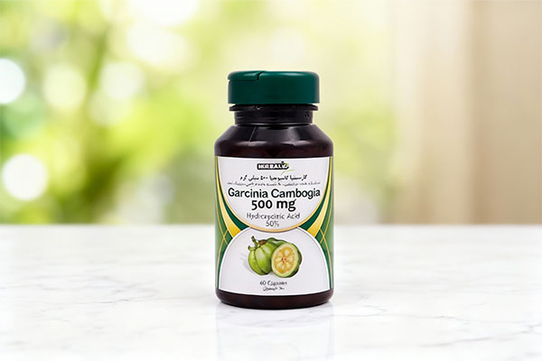 کپسول گارسینیا کامبوجیا 500 ام پلاس روی سطح سفید