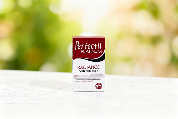 تصویر قرص پرفکتیل پلاتینوم ویتابیوتیکس روی سطح مرمر سفید