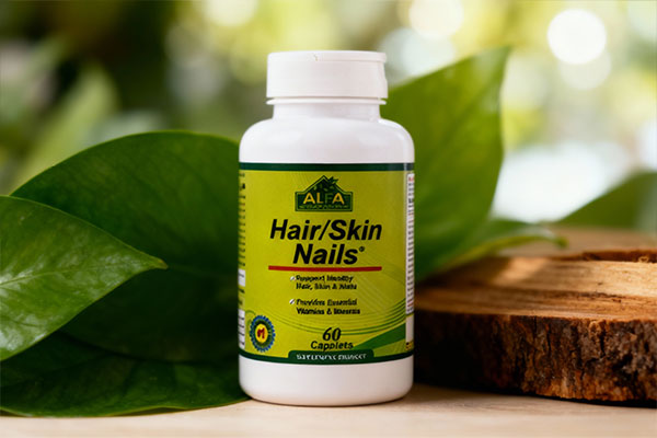 کپسول هیر اسکین نیلز آلفا ویتامینز در کنار عناصر طبیعی