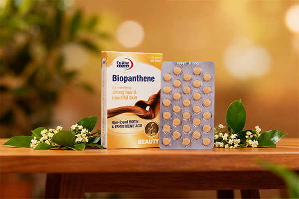 قرص بیوپانتن یوروویتال در کنار عناصر طبیعی