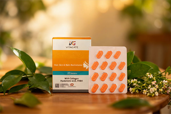 تصویر قرص مولتی ویتامین پوست و مو و ناخن ویتاگیت در کنار عناصر طبیعی