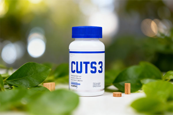 کپسول کاتس تری عرشیا در کنار برگ‌های سبز و عناصر طبیعی