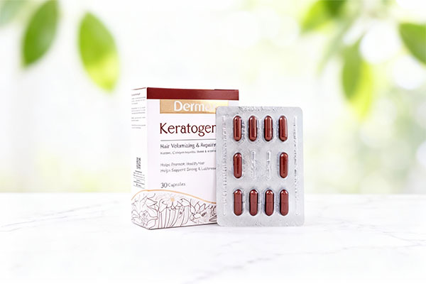 کپسول کراتوژن درمکس روی سطح مرمر سفید