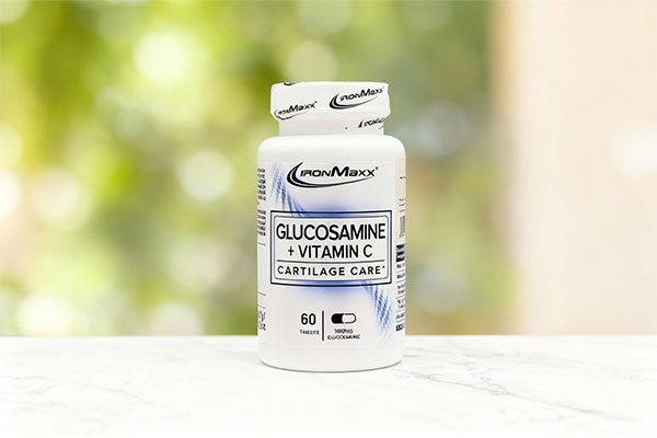 قرص گلوکزامین و ویتامین سی آیرون مکس روی سطح مرمر سفید
