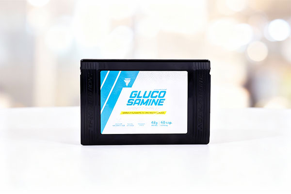 کپسول گلوکوزامین اسپورت کمپلکس ترک نوتریشن روی سطح سفید